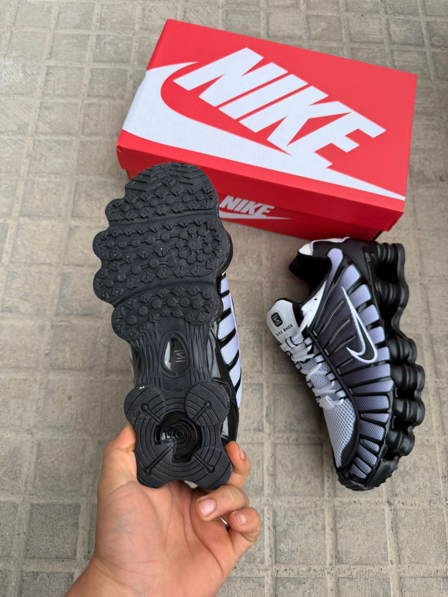 NIKE SHOX