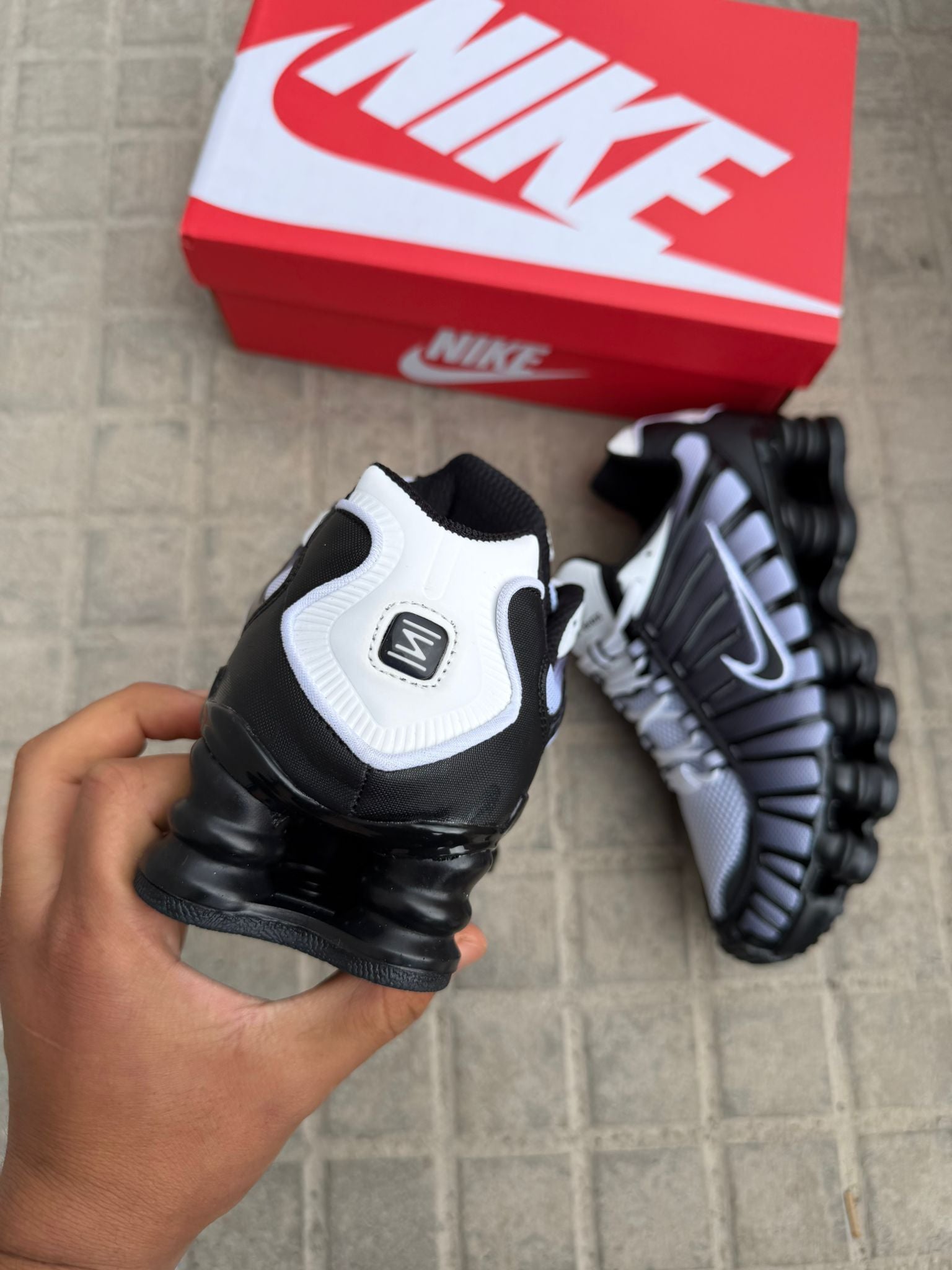 NIKE SHOX
